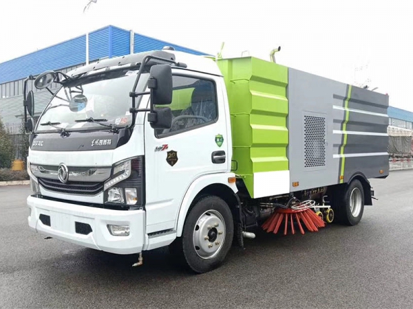 東風(fēng)小多利卡洗掃車(chē)